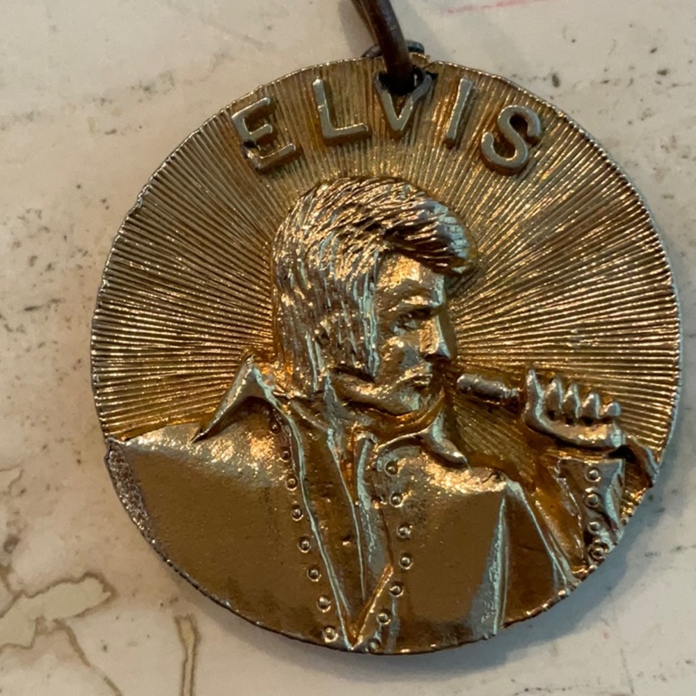 Elvis Presley King Of Rock 1935 - 1977 Pendant Gold Medallion Charm Vintage - Picture 9 of 12
